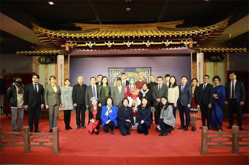 上合組織國家使節(jié)打卡全球吉慶生肖設(shè)計(jì)大賽邀請展 沉浸式體驗(yàn)中國生肖文化魅力